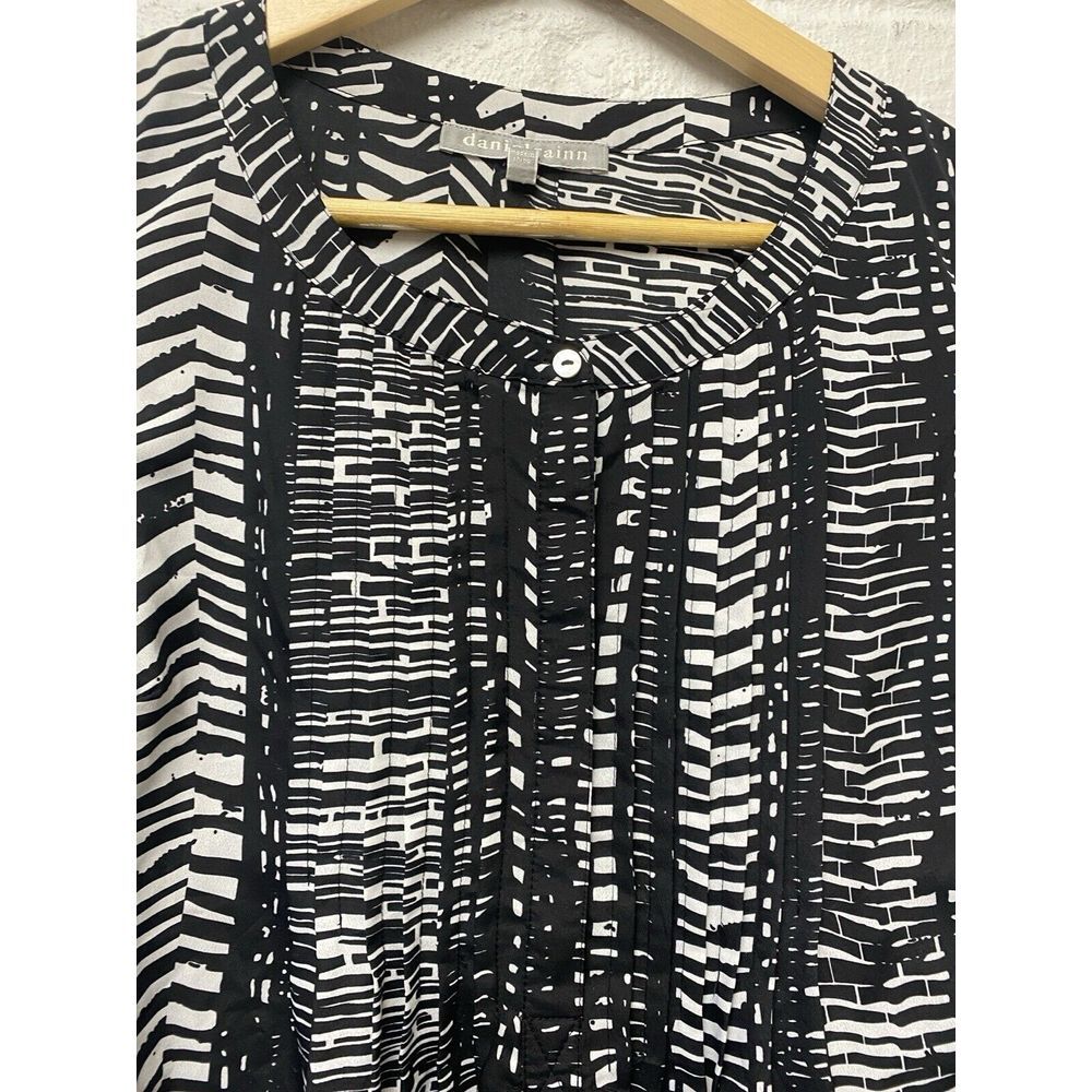 Daniel Rainn Womens Small Black White‎  Long Sleeve Blouse Casual Career Graphic - Picture 2 of 5